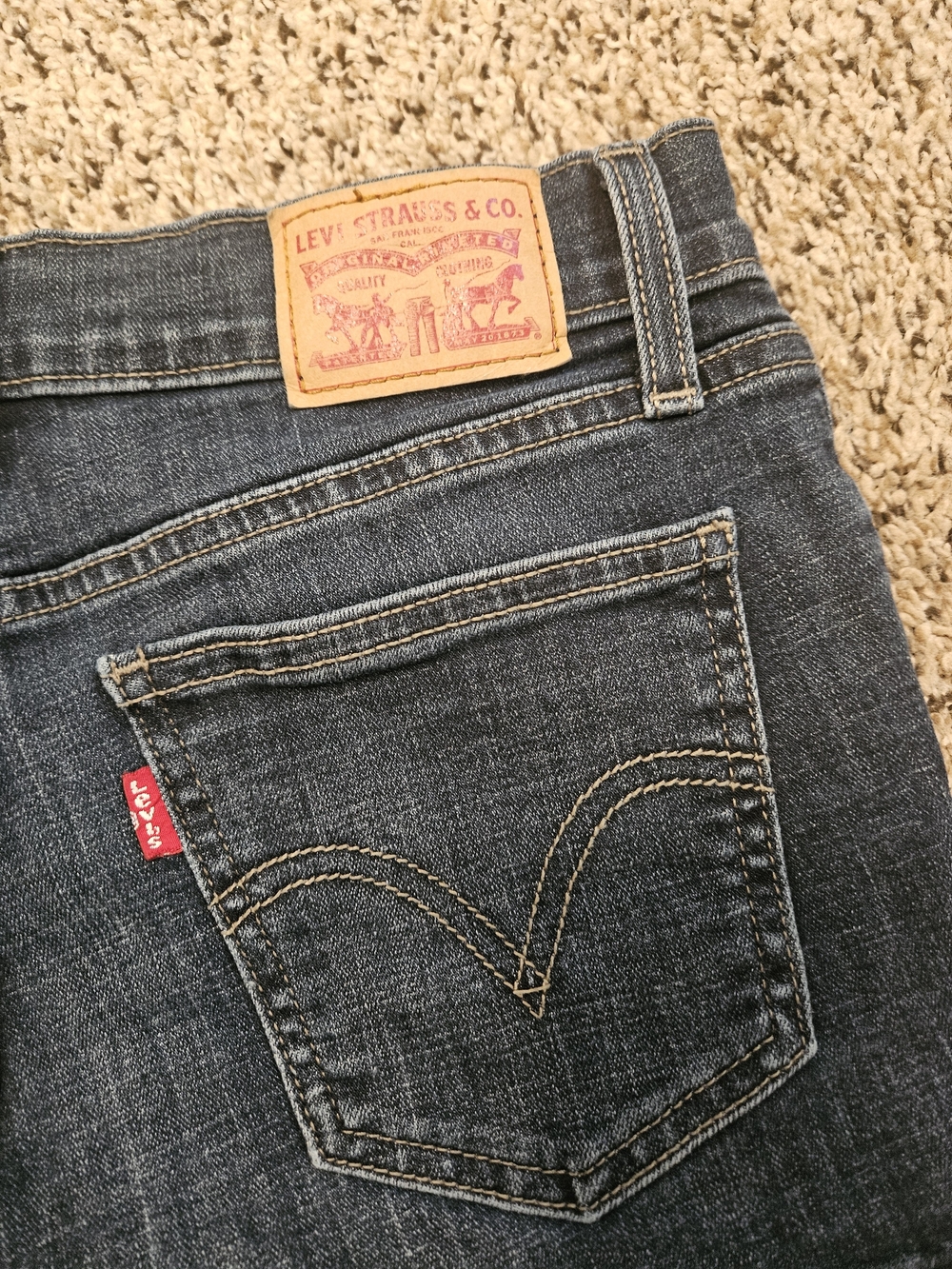 💮Y2K Levi's Women's Dark Wash Denim Shorts Size 27